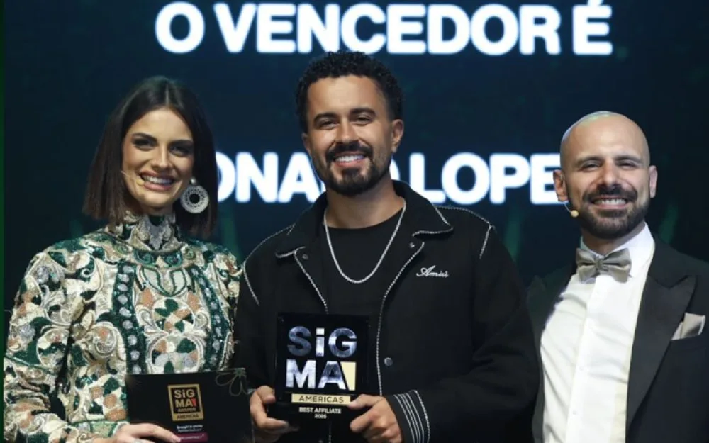 Ronald Lopes recebendo o prêmio de Best Affiliate no SiGMA Americas Awards